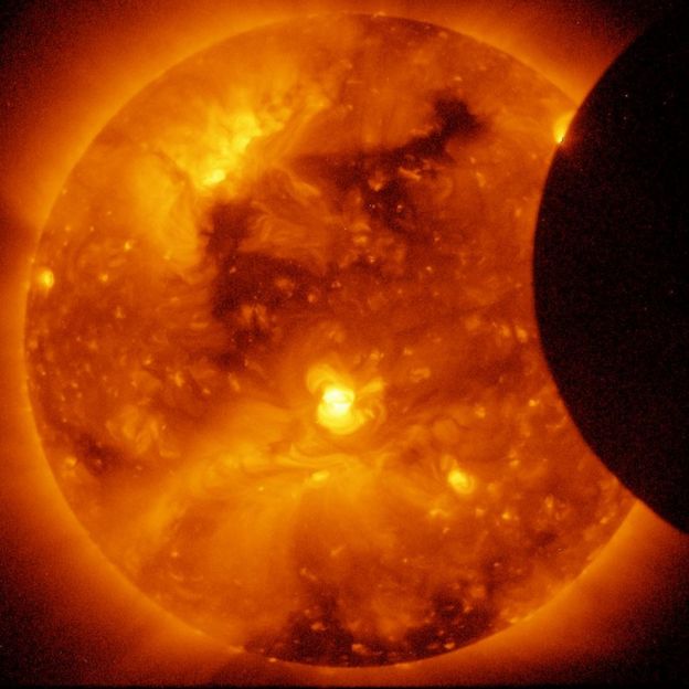 Inicio de eclipse anular de 2011 captado por Hinode, una misión de la JAXA en colaboración con Reino Unido y Estados Unidos, el 6 de enero de ese año.