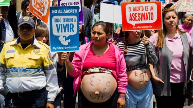 Kürtajın çok tartışmalı bir mesele olduğu Meksika'da, bazı kadınlar kürtaj karşıtı protestolar gerçekleştiriyor.