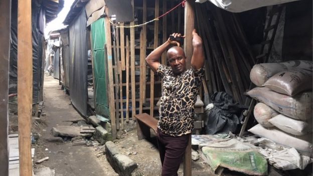 Tiendas de arroz cerradas en Port Harcourt, Nigeria.