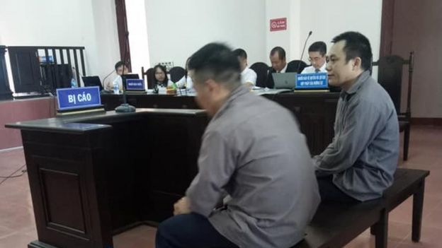 Hình ảnh hai bị cao Lê Ngọc Hoàng (phải) và Ngô Văn Sơn tại phiên tòa phúc thẩm hôm 2/11