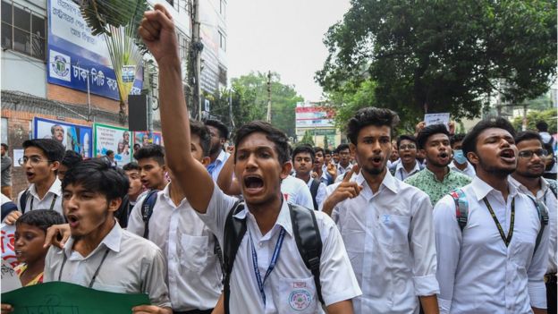 নিরাপদ সড়কের দাবিতে শিক্ষার্থীদের আন্দোলন। ফেসবুকে তাদের পক্ষ নেয়ায় অনেককে গ্রেফতার করা হয় বলে অভিযোগ উঠেছে।