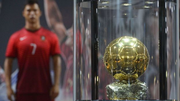 Un estatua de Ronaldo y el Balón de Oro