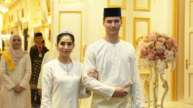 Malaysia princess Tunku Aminah weds Dutchman in lavish ceremony - BBC News