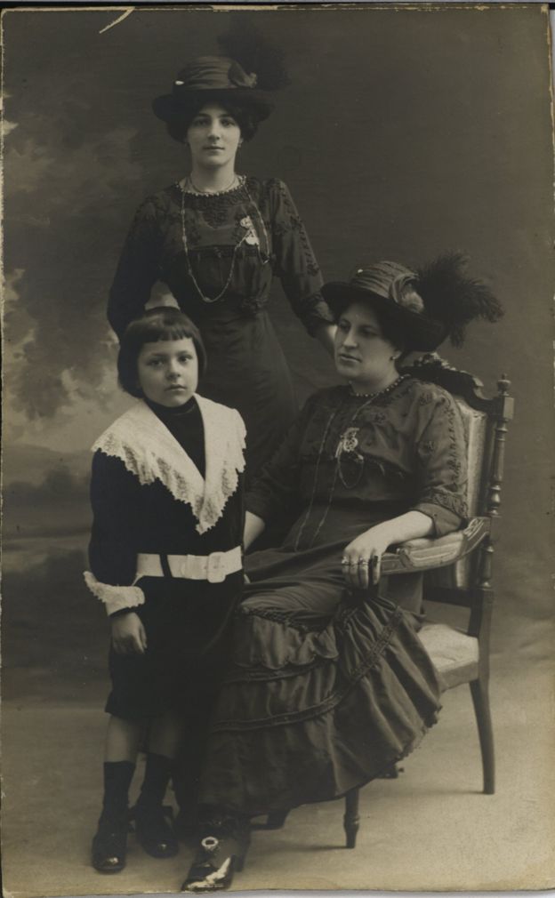 Francisca Sánchez (sentada) con su hijo Rubén Darío Sánchez y su tía María Sánchez.
