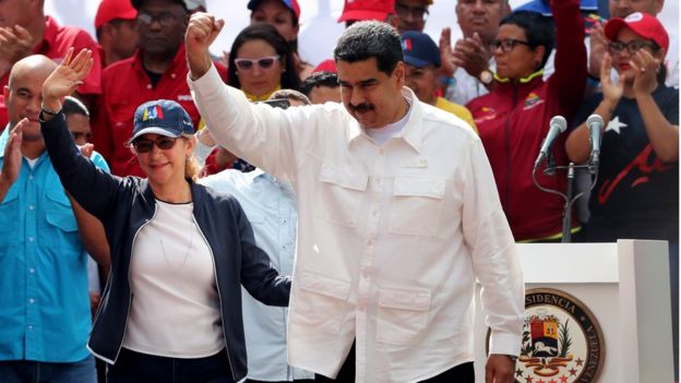 Nicolás Maduro acena para as pessoas presentes em um evento