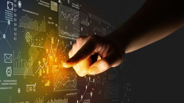Serie de datos en una pantalla y una mano señalándolos.