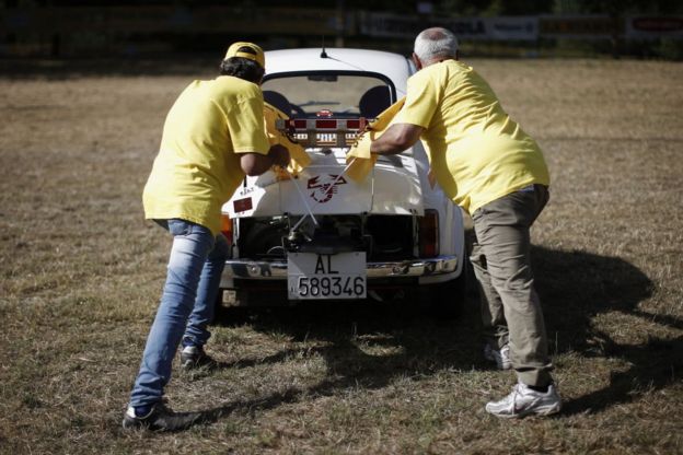 ஃபியட் 500 காரின் 60வது பிறந்தநாளை உற்சாகமாக கொண்டாடும் கார் ஆர்வலர்கள்