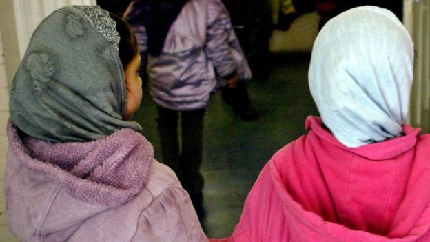 اعتذرت هيئة مواصلات العاصمة البريطانية لندن عن الأمر وقالت إنها ستتوقف عن استخدام الصور