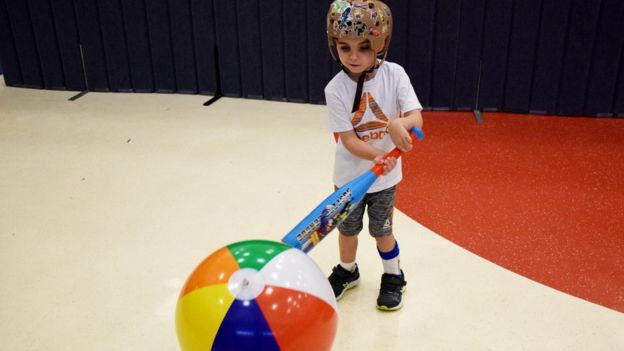 Joseph brincando com taco de baiseball