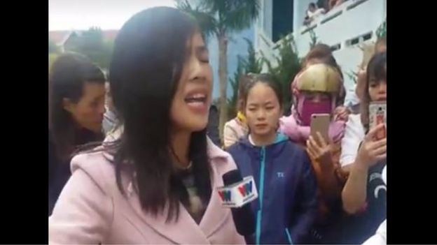 Một trong những giáo viên bức xúc sau khi phía lãnh đạo huyện thông báo chấm dứt hợp đồng hơn hơn 500 giáo viên