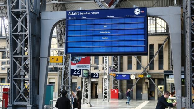 Papan informasi digital di stasiun di Frankfurt, Jerman, tidak menampilkan informasi jadwal kereta.