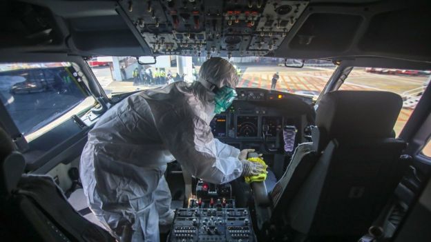 Petugas melakukan proses sterilisasi kokpit pesawat Lion Air di Terminal 1 Bandara Soekarno Hatta, Tangerang, Banten, Selasa (17/03).
