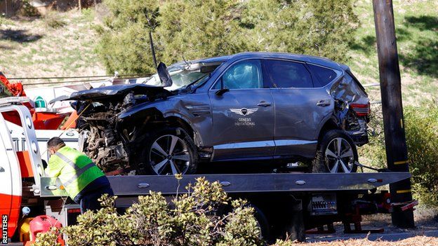 The damaged car of Tiger Woods is towed away