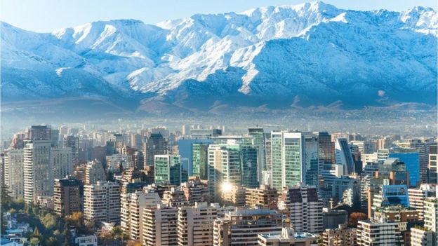 Vista de Santiago de Chile con los Andes al fondo.