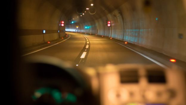 Vehículo avanzando en un túnel