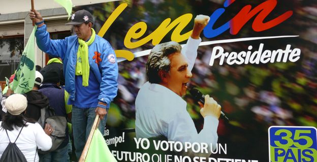 Un cartel con la foto de Lenín Moreno durante la campaña presidencial.