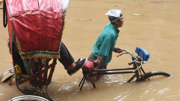 বৃষ্টি হলেই পানিতে ডুবে যায় ঢাকার রাস্তাঘাট।
