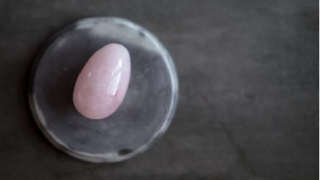 Huevo vaginal de cuarzo rosado.
