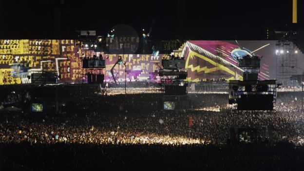 Berlin, Aufführung der Rockoper `The Wall' auf dem ehemaligen Todesstreifen am Potsdamer Platz - Aufführung der Rockoper `The Wall' aufdem ehemaligen Todesstreifen amPotsdamer Platz; inszeniert wurde dasSpektakel von Ex- "Pink Floyd' -ChefRoger Waters (Photo by Scherhaufer/ullstein bild via Getty Images) 21 июля 1990