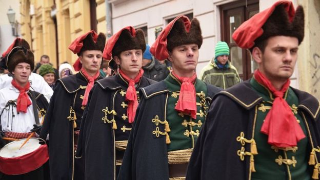 Cambio de guardia del Regimiento de Honor Cravat en la Plaza de San Marcos, Zagreb, Croacia