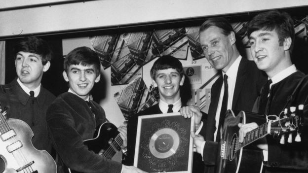 Retrato dos Beatles com o produtor George Martin