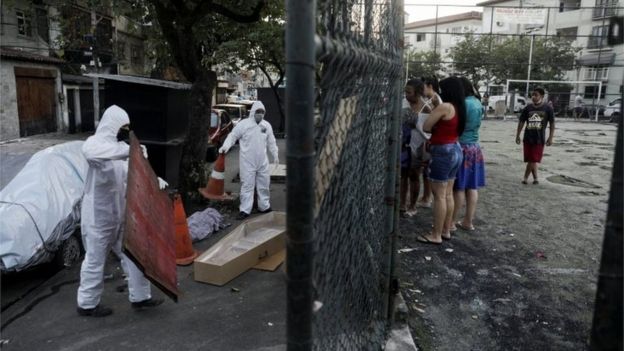 Trabajadores sanitarios recogen un cadáver en Rio