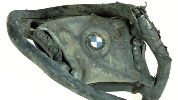 Timón de un automóvil BMW destruido en el 9/11