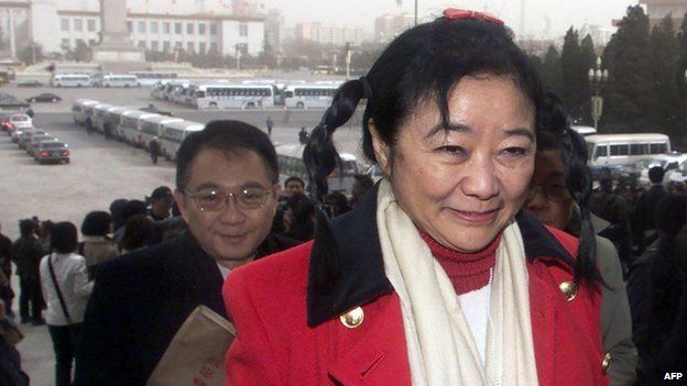 Hong Kong business tycoon Nina Wang (R) one of the richest women in the world, arriving for the opening of the Chinese Peoples's Political Consultative Conference (CPPCC) in Beijing's Great Hall of the People, 3 March 2001.