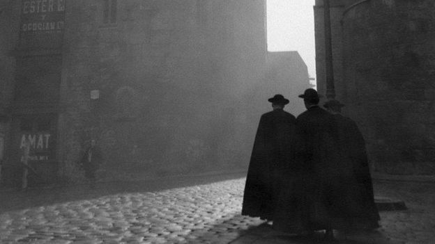 Tres monjes caminan por Barcelona.