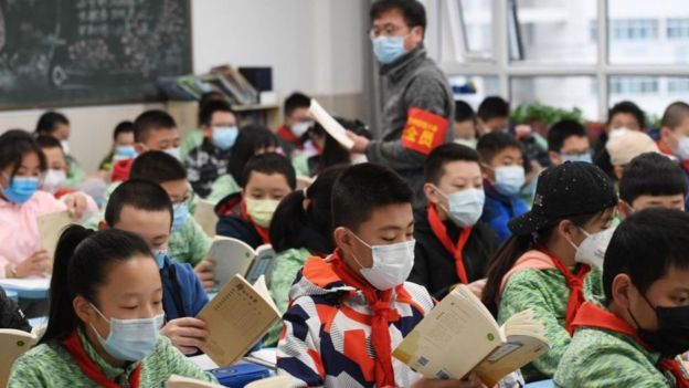 中国许多地区学生已经开始分批次复课。图为4月20日甘肃省兰州市一小学学生上课情况。