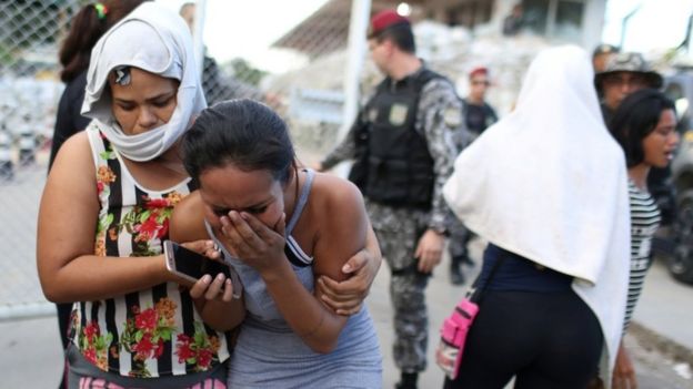 Parentes de presos na frente do presídio em Manaus