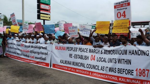 பள்ளிவாசல் முன்பாக கூடிய கல்முனை முஸ்லிம்கள்