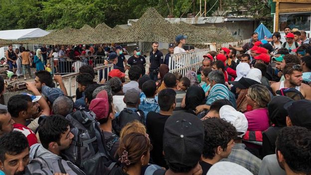 Miles de refugiados esperando ser registrados para continuar camino hacia Europa