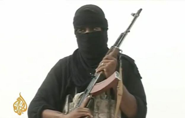 Membro da Al-Qaeda segurando fuzil