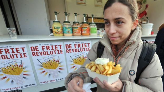 Mujer comiendo papas fritas