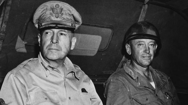 General Douglas MacArthur com outro militar