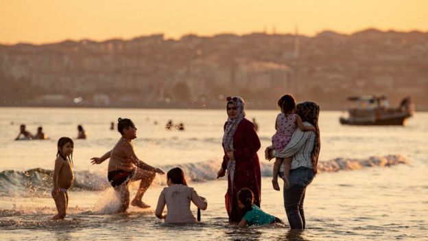 İstanbul'da denize giren Suriyeliler