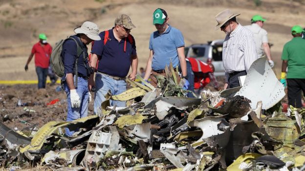 Investigadores estadounidenses en el lugar del accidente de Ethiopian Airlines.