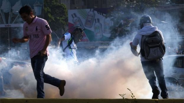 Bombas de gás lacrimogêneo lançadas pelas forças de segurança em Caracas em 30 de abril