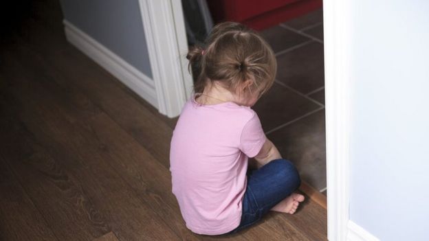 Crian&ccedil;a sentada no ch&atilde;o de castigo