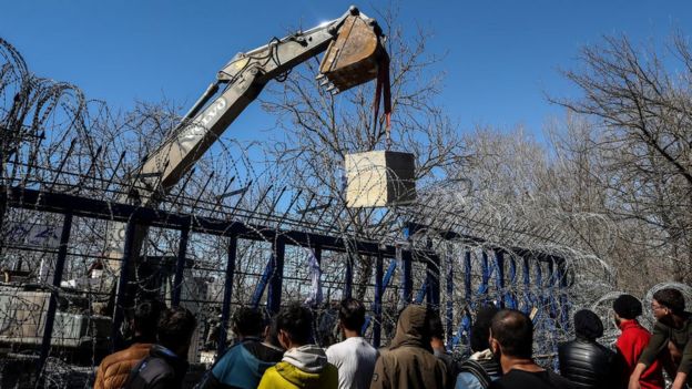 Grecia ha colocado bloques de concreto en la frontera de Kastanies para evitar el cruce de migrantes.