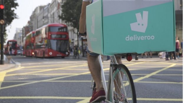 entregador da Deliveroo de bike no centro de Londres em 2016