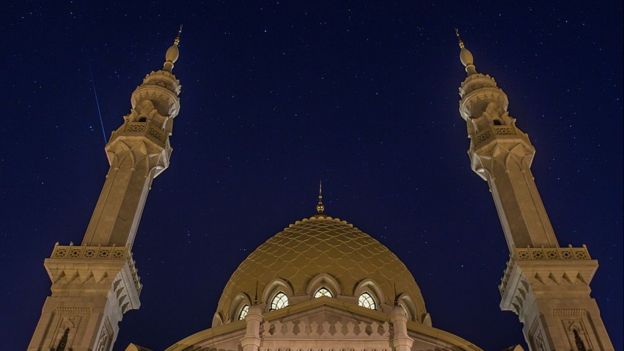 La lluvia de meteoritos de las Perseidas sobre la Mezquita Blanca en la ciudad de Bolgar, Rusia