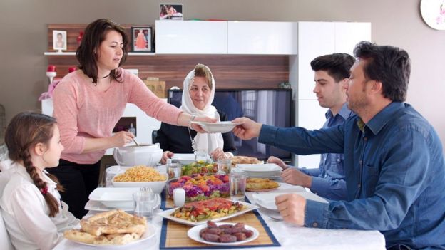 Familia cenando junta