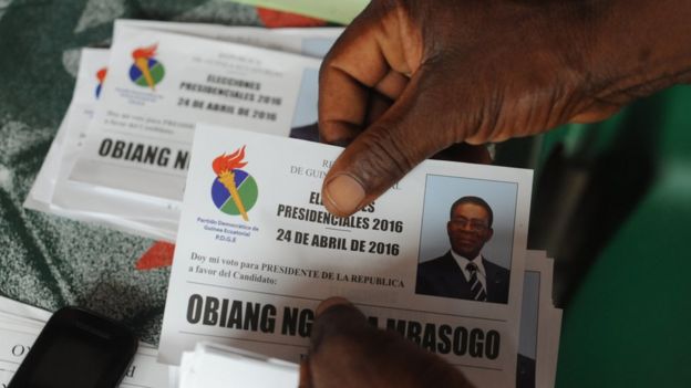 Una persona introduce su voto por el PDGE en las elecciones presidenciales de Guinea Ecuatorial en 2016