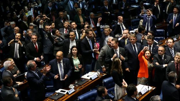 Deputados no pelnário após a aprovação do impeachment de Dilma Rousseff, em 2006