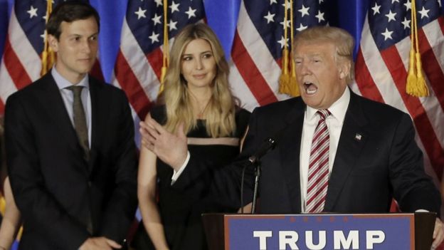 Donald Trump habla mientras Jared Kushner y su hija Ivanka observan.