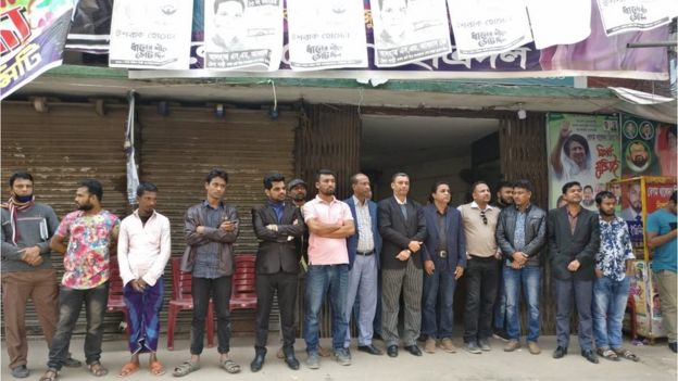 বিএনপির কেন্দ্রীয় কার্যালয়ের বাইরে বিএনপির কর্মী সমর্থকরা।