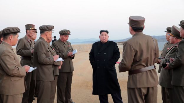 North Korean leader Kim Jong Un (C) inspecting the test ground of the Academy of Defence Science. தேசிய பாதுகாப்பு அறிவியல் கல்விக் கழகத்தில் ஆயுதப் பரிசோதனைத் தளத்தைப் பார்வையிடும் கிம் ஜோங் உன். இதில் ஆயுதத்தை பார்க்க முடியவில்லை.