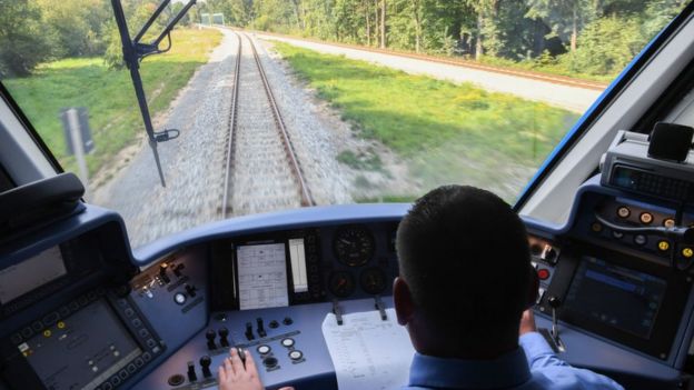 Un conductor dirige el primer tren impulsado por hidrógeno, del fabricante francés de trenes Alstom, durante su primer trayecto el 16 de septiembre de 2018 cerca de Bremervoerde, Alemania.